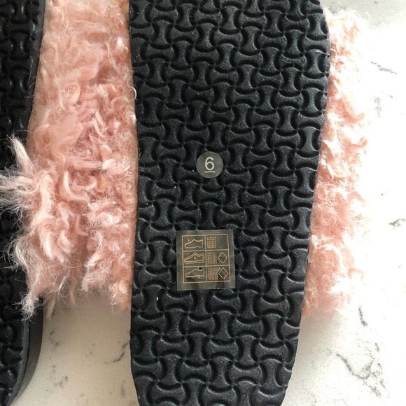 URBAN Outfitters NEW Blush Pink Faux Fur Comfy Contoured Slides Size 6 - Picture 7 of 7